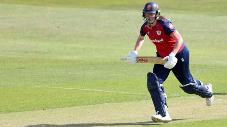 Scrivens and Macleod keep Essex rolling in Vitality Blast victory